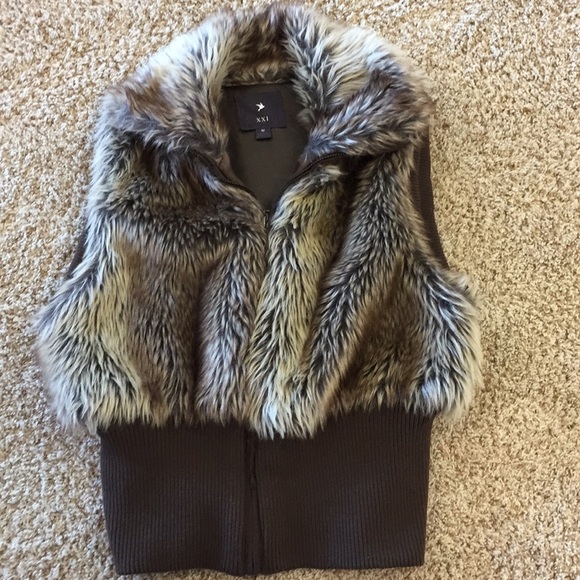 Forever 21 VGUC fauxfur vest/zipper/ribbed sweater - Picture 1 of 8